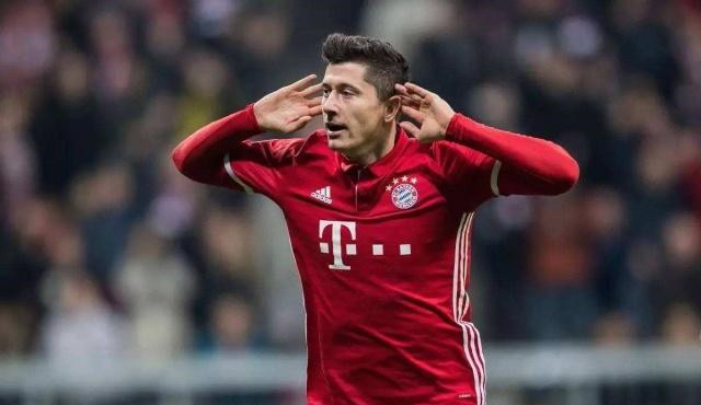  莱万多夫斯基蝉联德甲金靴三度获奖  