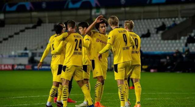  多特蒙德青训小将梅开二度惊艳全场观众  